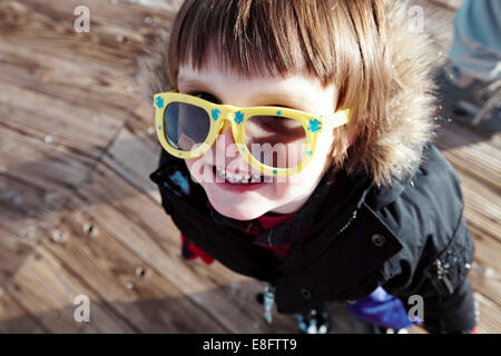 Baby boy (18-23 mesi) avendo divertimento in pista da sci Foto Stock