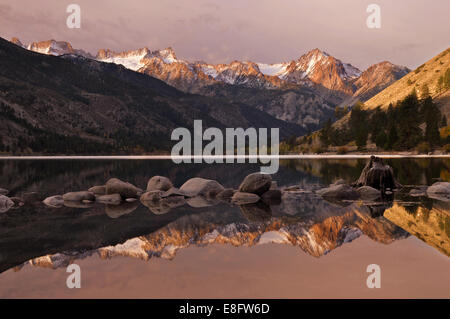 Stati Uniti, California, Eastern Sierra Nevada, inferiore Twin Lago e Gamma a dente di sega Foto Stock