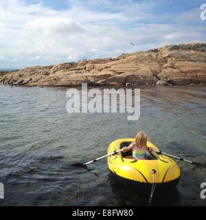 Ragazza in un gommone, Norvegia Foto Stock