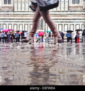 L'Italia, Toscana, Firenze, turisti in attesa in fila per entrare in cattedrale Foto Stock