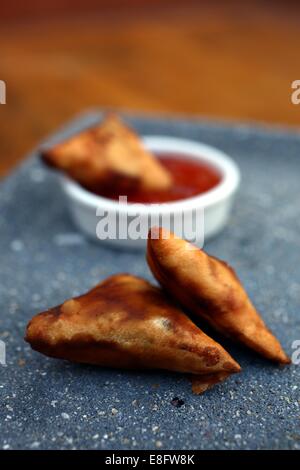 Samosa con salsa piccante Foto Stock