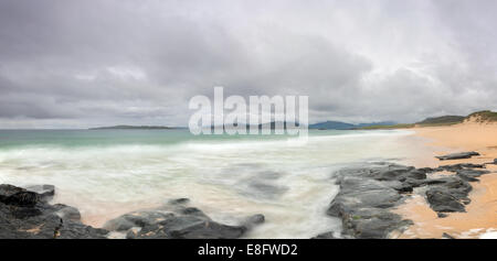 Traigh Mhor spiaggia di onde che si infrangono sulla riva, Harris, Scotalnd Foto Stock