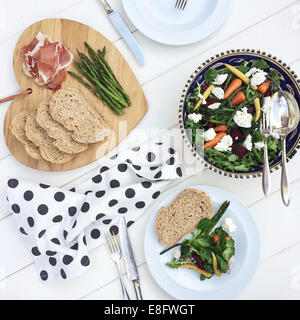 Pane, prosciutto di Parma e insalata mista Foto Stock