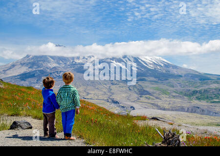 Due ragazzi (2-3, 4-5) cercando di visualizzare Foto Stock