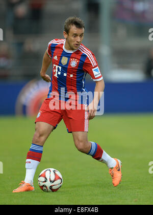 Unterhaching, Germania. Il 6 ottobre, 2014.Monaco di Baviera Rafinha in azione durante la birreria Paulaner Cup 2014 finale tra FC Bayern Monaco di Baviera e il ventilatore del team 'Paulaner Traumelf' a Alpenbauer Sportpark in Unterhaching (Baviera), Germania, 06 ottobre 2014. Credito: dpa picture alliance/Alamy Live News Foto Stock