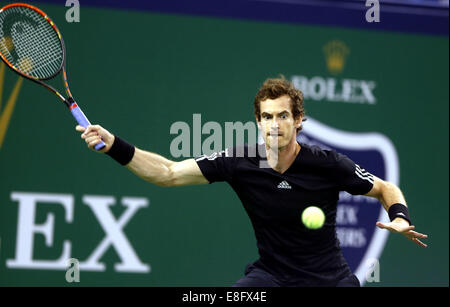 Shanghai, Cina. Il 7 ottobre, 2014. La Gran Bretagna di Andy Murray restituisce la sfera durante gli uomini singoli match contro la Russia Teymuraz Gabashvili presso il Masters di Shanghai il torneo di tennis a Shanghai in Cina orientale, il 7 ottobre, 2014. Credit: ventola Jun/Xinhua/Alamy Live News Foto Stock