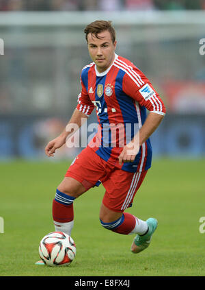 Unterhaching, Germania. Il 6 ottobre, 2014.Monaco di Baviera Mario Goetze in azione durante la birreria Paulaner Cup 2014 finale tra FC Bayern Monaco di Baviera e il ventilatore del team 'Paulaner Traumelf' a Alpenbauer Sportpark in Unterhaching (Baviera), Germania, 06 ottobre 2014. Credito: dpa picture alliance/Alamy Live News Foto Stock