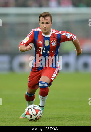 Unterhaching, Germania. Il 6 ottobre, 2014.Monaco di Baviera Mario Goetze in azione durante la birreria Paulaner Cup 2014 finale tra FC Bayern Monaco di Baviera e il ventilatore del team 'Paulaner Traumelf' a Alpenbauer Sportpark in Unterhaching (Baviera), Germania, 06 ottobre 2014. Credito: dpa picture alliance/Alamy Live News Foto Stock