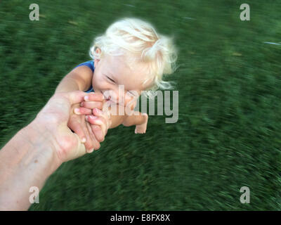 Persona della filatura a mano un bimbo intorno Foto Stock