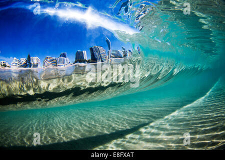 Vista della città attraverso WAVE, Gold Coast, Queensland, Australia Foto Stock