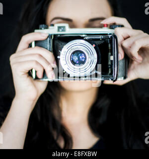 Giovane donna con la vecchia macchina fotografica Foto Stock