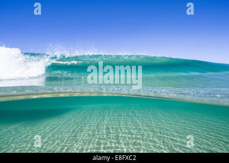 Vista delle onde sulla giornata di sole Foto Stock