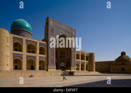 Uzbekistan Bukhara, vista di po-i-Kalyan o Mir-i-Arab Madrassa tempio Foto Stock