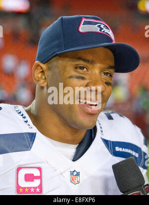 Landover, Maryland, Stati Uniti d'America. 06 ott 2014. Seattle Seahawks quarterback Russell Wilson (3) viene intervistato dopo la partita contro i Washington Redskins con FedEx Campo in Landover, Maryland il lunedì 6 ottobre 2014. Il Seahawks ha vinto il gioco 27 - 17. Credito: Ron Sachs/CNP NESSUN FILO DEL CREDITO DI SERVIZIO: dpa picture alliance/Alamy Live News Foto Stock