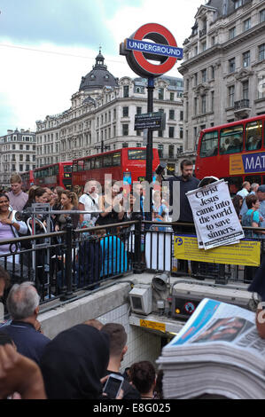 Un predicatore di strada si prepara a predicare alle folle intorno all'entrata a Oxford Circus Stazione della Metropolitana. Foto Stock