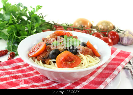 Capellini con pomodori, acciughe, capperi e olive Foto Stock