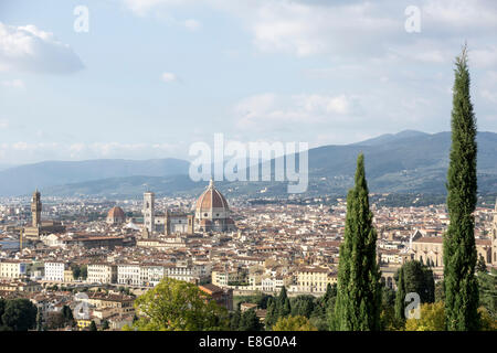 Vista su Firenze guardando a nord-ovest con il Duomo al centro della torre di Palazzo Vecchio sulla sinistra & colline toscane nella distanza Italia Foto Stock