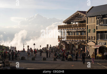 Climbing Mt. Fuji, Giappone - Fuji Subaru Linea 5 Stazione (Yoshida Trail) al tramonto. Foto Stock