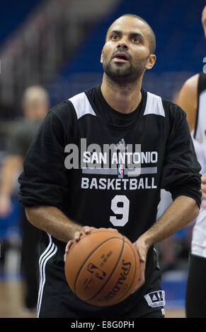 Berlino, Germania. Il 7 ottobre, 2014. San Antonio Tony Parker dribbling durante la sessione di formazione da parte di San Antonio Spurs a 02 World di Berlino, Germania, 07 ottobre 2014. La partita tra Alba di Berlino e la San Antonio Spurs avviene il 08 ottobre 2014 come parte dell'NBA Giochi globale. Credito: dpa picture alliance/Alamy Live News Foto Stock