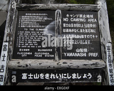 Climbing Mt. Fuji, Giappone - segno di avvertimento su Fuji Subaru Linea (Yoshida Trail) Foto Stock