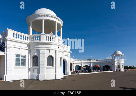 Donna che guarda fuori da un colonnato al De La Warr Pavilion Foto Stock