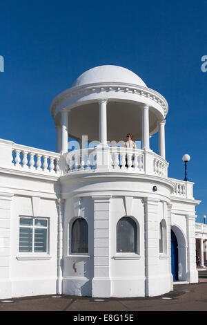 Donna che guarda fuori da un colonnato al De La Warr Pavilion Foto Stock