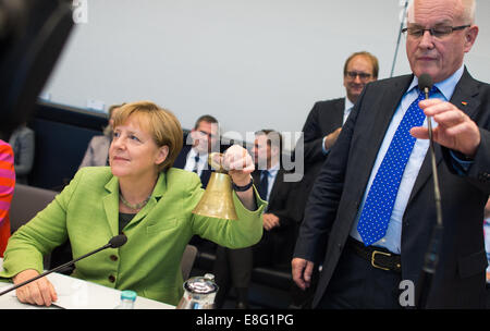 Berlino, Germania. 07 ott 2014. Il cancelliere tedesco Angela Merkel (L) e Volker Kauder, presidente della CDU fazione, nel Bundestag tedesco, sedersi durante la CDU/CSU faction meeting nel Bundestag tedesco a Berlino, Germania, 07 ottobre 2014. Foto: BERND VON JUTRCZENKA/dpa/Alamy Live News Foto Stock