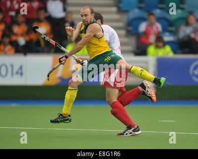 Matteo Swann (AUS) e Alistair Brogdon (ITA). Inghilterra (ITA) v Australia (AUS). Mens semi-finale. Hockey. Glasgow hocke nazionale Foto Stock