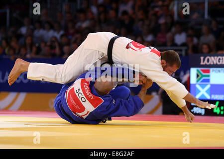 Zack Piontek (RSA) (bianco) batte Matteo Purssey (SCO)(Blu) in finale - Judo 90kg Finale - SECC - Glasgow Scotland, Regno Unito - 260 Foto Stock