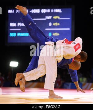 Zack Piontek (RSA) (bianco) batte Matteo Purssey (SCO)(Blu) in finale - Judo 90kg Finale - SECC - Glasgow Scotland, Regno Unito - 260 Foto Stock