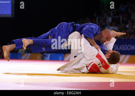 Zack Piontek (RSA) (bianco) batte Matteo Purssey (SCO)(Blu) in finale - Judo 90kg Finale - SECC - Glasgow Scotland, Regno Unito - 260 Foto Stock