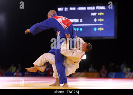 Zack Piontek (RSA) (bianco) batte Matteo Purssey (SCO)(Blu) in finale - Judo 90kg Finale - SECC - Glasgow Scotland, Regno Unito - 260 Foto Stock