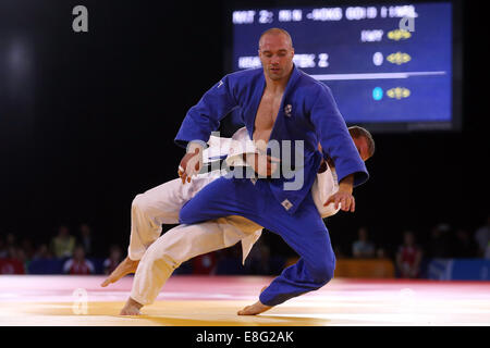 Zack Piontek (RSA) (bianco) batte Matteo Purssey (SCO)(Blu) in finale - Judo 90kg Finale - SECC - Glasgow Scotland, Regno Unito - 260 Foto Stock