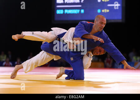 Zack Piontek (RSA) (bianco) batte Matteo Purssey (SCO)(Blu) in finale - Judo 90kg Finale - SECC - Glasgow Scotland, Regno Unito - 260 Foto Stock