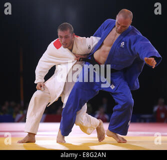 Zack Piontek (RSA) (bianco) batte Matteo Purssey (SCO)(Blu) in finale - Judo 90kg Finale - SECC - Glasgow Scotland, Regno Unito - 260 Foto Stock