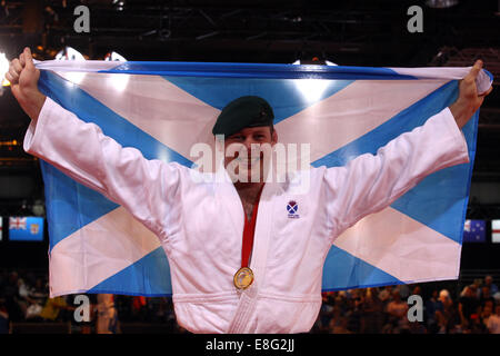 Premiazione. Christopher Sherrington (SCO) Medaglia d'Oro - Judo -100 kg Finale - SECC - Glasgow Scotland Regno Unito - 260714 - Glasgow Foto Stock