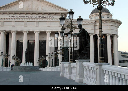 Statue sul ponte che attraversa il fiume Vardar che conduce al Museo Archeologico a Skopje in Macedonia Foto Stock