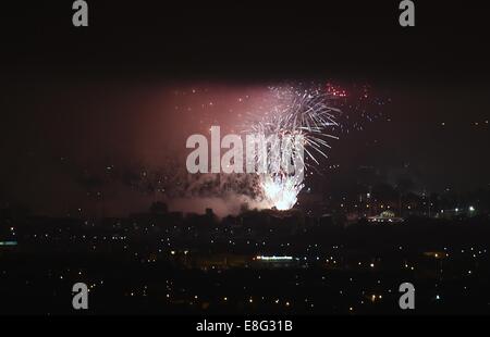 Fuochi d'artificio su Glasgow. Cerimonia di apertura - Celtic Park - Glasgow Scotland Regno Unito - 230714 - Glasgow 2014 Giochi del Commonwealth Foto Stock