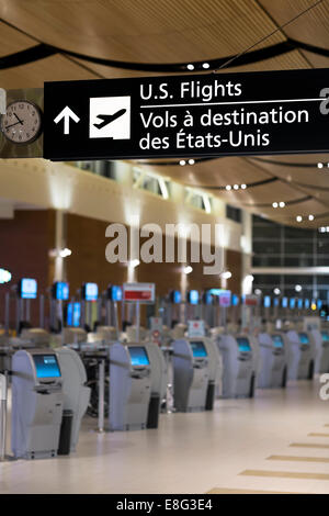 Stati Uniti Voli segno nel terminal di un aeroporto, James Armstrong Richardson Aeroporto internazionale di Winnipeg, Manitoba, Canada Foto Stock