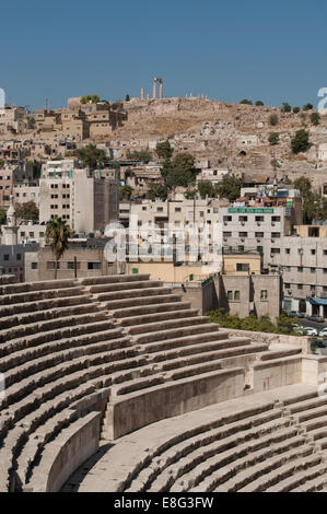 Skyline di Amman Cittadella visto dal Teatro Romano di Amman, un sedile 6.000, secondo secolo il teatro, famoso monumento risalente al periodo romano Foto Stock