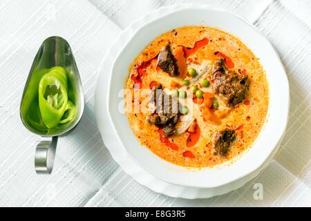 Il cibo sulla tovaglia bianca Foto Stock