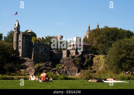 Central Park. Castello del Belvedere. Questo castello di pietra, con torre inclusa, è stato costruito nel 1869 e utilizzato dalla città di New York osservatorio meteorologico. Esso è aperto al pubblico e dalla terrazza più alta, denominata Vista roccia presenta una delle migliori vedute del parco. Vicino a nord-ovest è il Delacorte Theatre, un teatro all'aperto dove si è celebrata in estate Shakespeare nel parco. Foto Stock