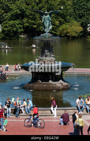 Fontana di Bethesda, al Central Park di New York City. La scultura è chiamata angelo delle acque ed è stato progettato da Emma Stebbins nel 1873. Cental Park. Fontana di Bethesda e terrazza. Sul lato sud del laghetto è questa piazza che culmina in una grande fontana circolare con una statua chiamata angelo di acque istituì qui nel 1842. Dalla cima delle scale si presentano buone vedute della sorgente per il fondo del lago. Foto Stock