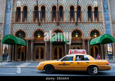 Taxi di fronte NYCity Center di New York, Manhattan, New York. Stati Uniti d'America. New York City Centre, ora nel suo settantesimo anno, ha svolto una definizione Foto Stock