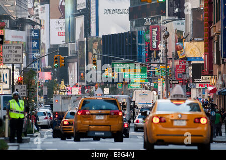 Salto di traffico a Manhattan. Giallo taxi, polizia, Streetlife, Midtown Manhattan, New York. Attraversare le strade a Midtown West e T Foto Stock