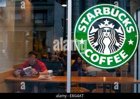 Starbucks Coffee Manhattan New York City Stati Uniti d'America. In questo giorno lo scorso anno, ho sedette a Starbucks sulla 52nd street e la 8th avenue a Foto Stock