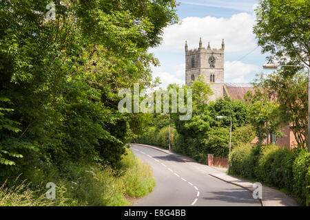 La chiesa di Sant'Andrea visto dalla strada nel villaggio rurale di Eakring, Nottinghamshire, England, Regno Unito Foto Stock