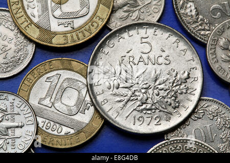 Monete di Francia. Olio d'oliva e oak rami illustrati nel vecchio cinque franco francese moneta. Foto Stock