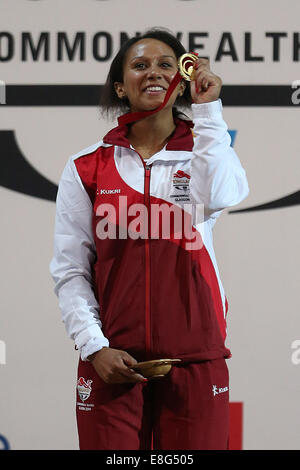 Medal Cermony. Zoe Smith (ITA) vince la medaglia d'oro. Sollevamento pesi - Womens 58kg GRUPPO A - SECC - Glasgow, Scozia - 260714 Foto Stock