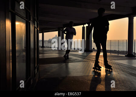 Un paio di esercizio lungo la passeggiata a Eastbourne. East Sussex Foto Stock